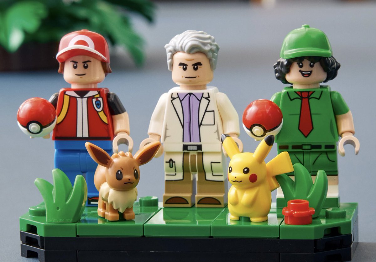 DiscussingFilm's tweet photo. First look at the LEGO Poké Ball.

Will cost $299.99. https://t.co/DqFkJVLsCG