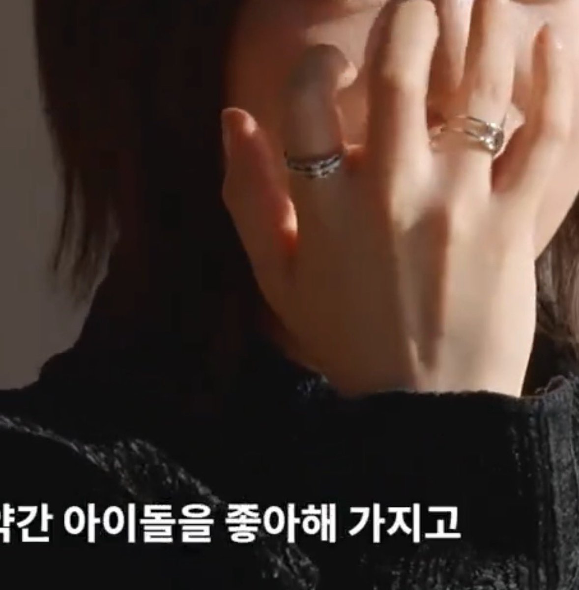 akssuhaeyo's tweet photo. 아진자 개욱기다…
이누님 정말로 찐이신점 지성 이
옛날옛적 한참을 끼고다니다가 잃어버린
크롬하츠 반지마저 손민수하신 정말찐이신누님이다 https://t.co/zhKt2nwHyG