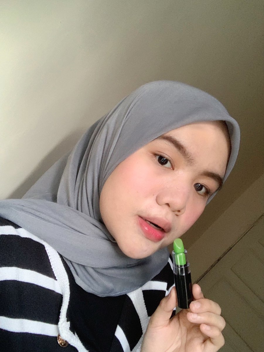 arccsia's tweet photo. ada yang throwback ngga si liat lipstik warna ijo gini? walaupun warnanya ijo, tapi pas diaplikasiin ke bibir hasilnya pink natural gitu loh!

terus pas dipake tuh berasa seger banget di bibir 🪄🌸 https://t.co/x91Qs1DYbg