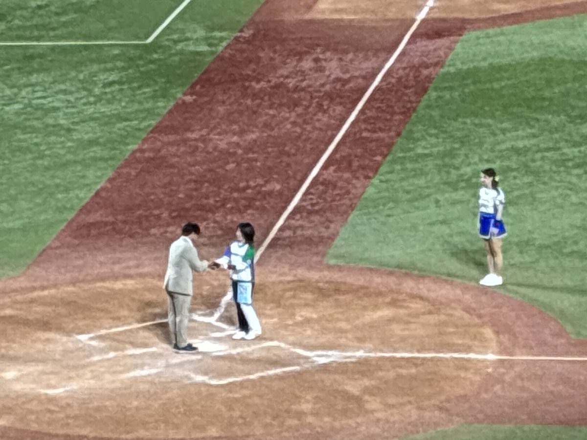 6mitasen's tweet photo. セガサミーの隊長は元気そうな感じで出てきてくれたし初代隊���は鷺宮応援団主導の「いいぞ大澤」コールで皆んなから祝福されるしええもん見れた😄 https://t.co/0yyAzyul6i