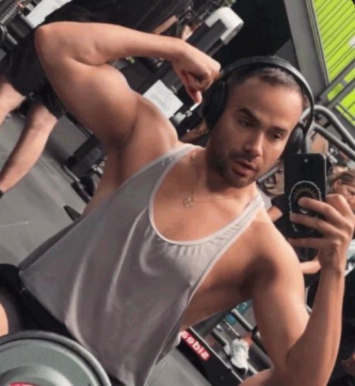 rightofwhey's tweet photo. The pfp on grindr vs how they act irl https://t.co/DutoBAh9KV