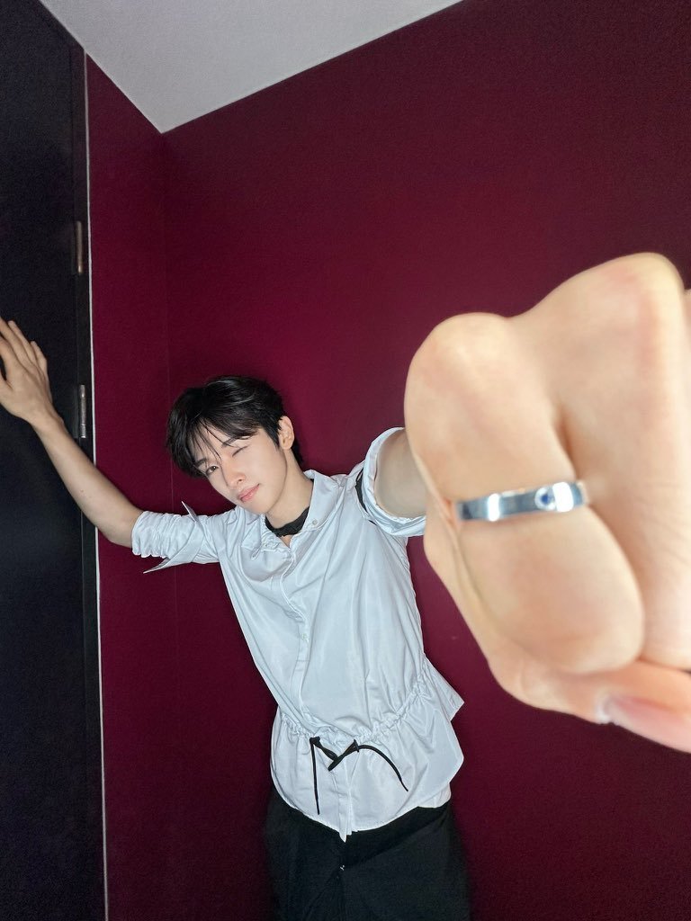 ๐ฉ๐ฆ'๐ด ๐ข ๐ง๐ข๐ค๐ฆ ๐ค๐ข๐ณ๐ฅ ๐ฐ๐ท๐ฆ๐ณ๐ญ๐บ ๐ญ๐ฐ๐ข๐ฅ๐ฆ๐ฅ. tweet media