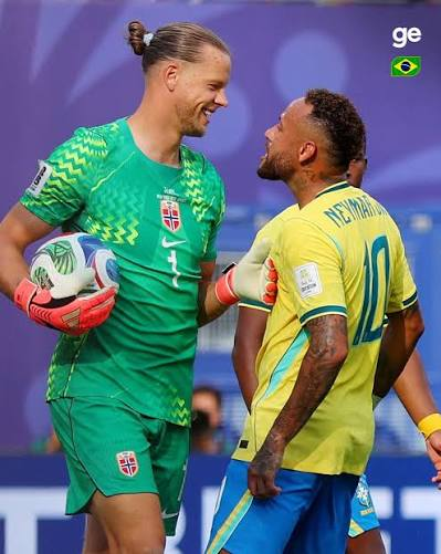 rafael_eeel's tweet photo. @desireerugani Como dizer que você não entende de futebol sem dizer que não entende de futebol 🤣🤣🤣

O goleiro pareceu muito preocupado, ao final do lance mesmo hahahaha https://t.co/BzIXGTGcku
