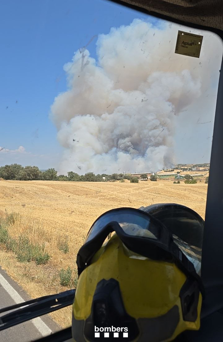 bomberscat's tweet photo. A Torrefeta i Florejacs, treballem amb 22🚒 i 6 #MAER. L'incendi crema camps de conreu i tenim tractors de pagesos de la zona donant-nos suport per frenar-ne l'avanç. Hi ha alguna granja al perímetre que, per ara, no ha resultat afectada

#bomberscat https://t.co/DpfneTexJq