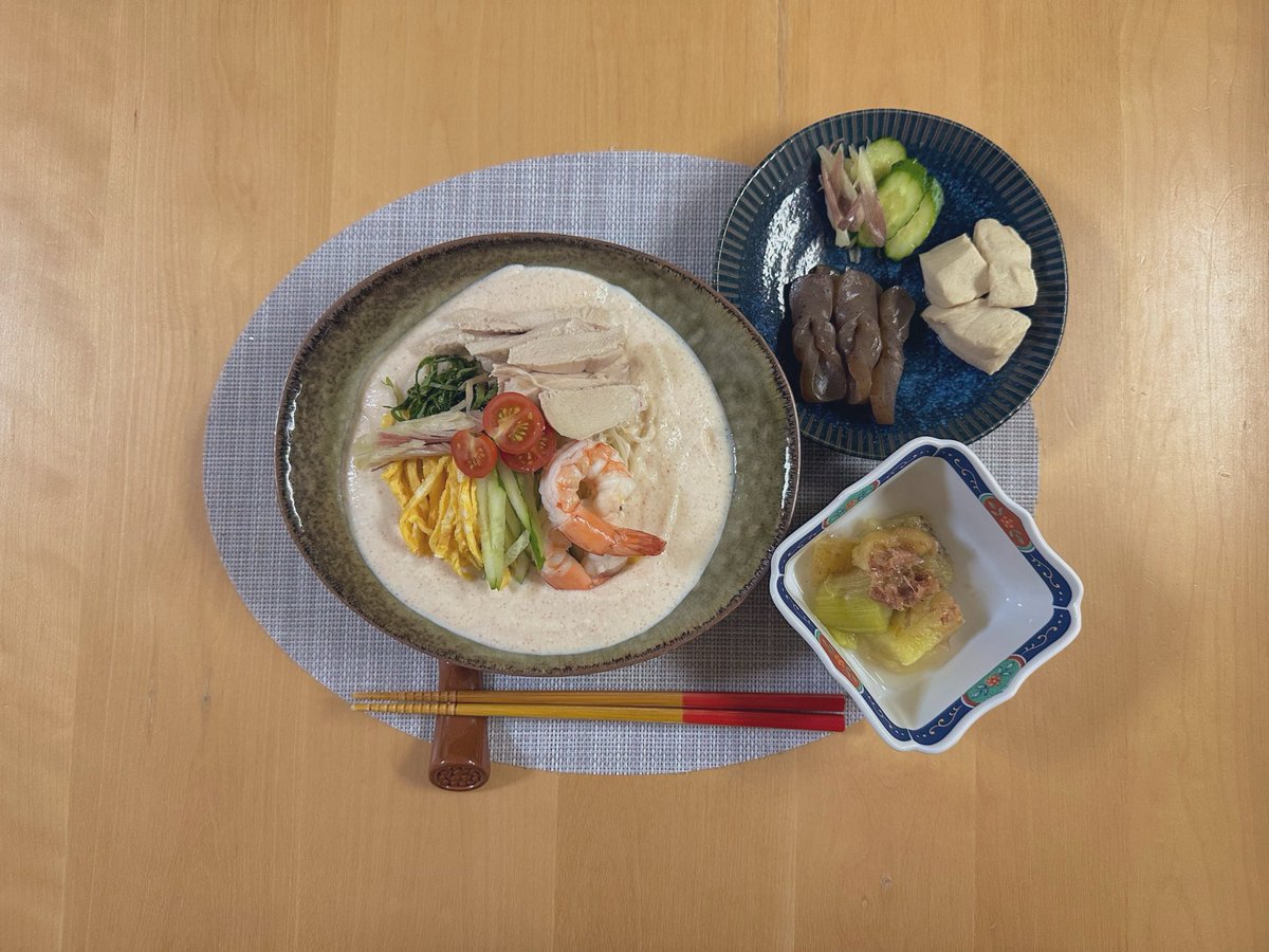 291en's tweet photo. 豆腐明太子ソースで見えなくなったけど
そうめん
明日の自分の為に作った
高野豆腐
こんにゃくの炊いたん
浅漬け
焼き茄子 https://t.co/O9tpg1Mfsa