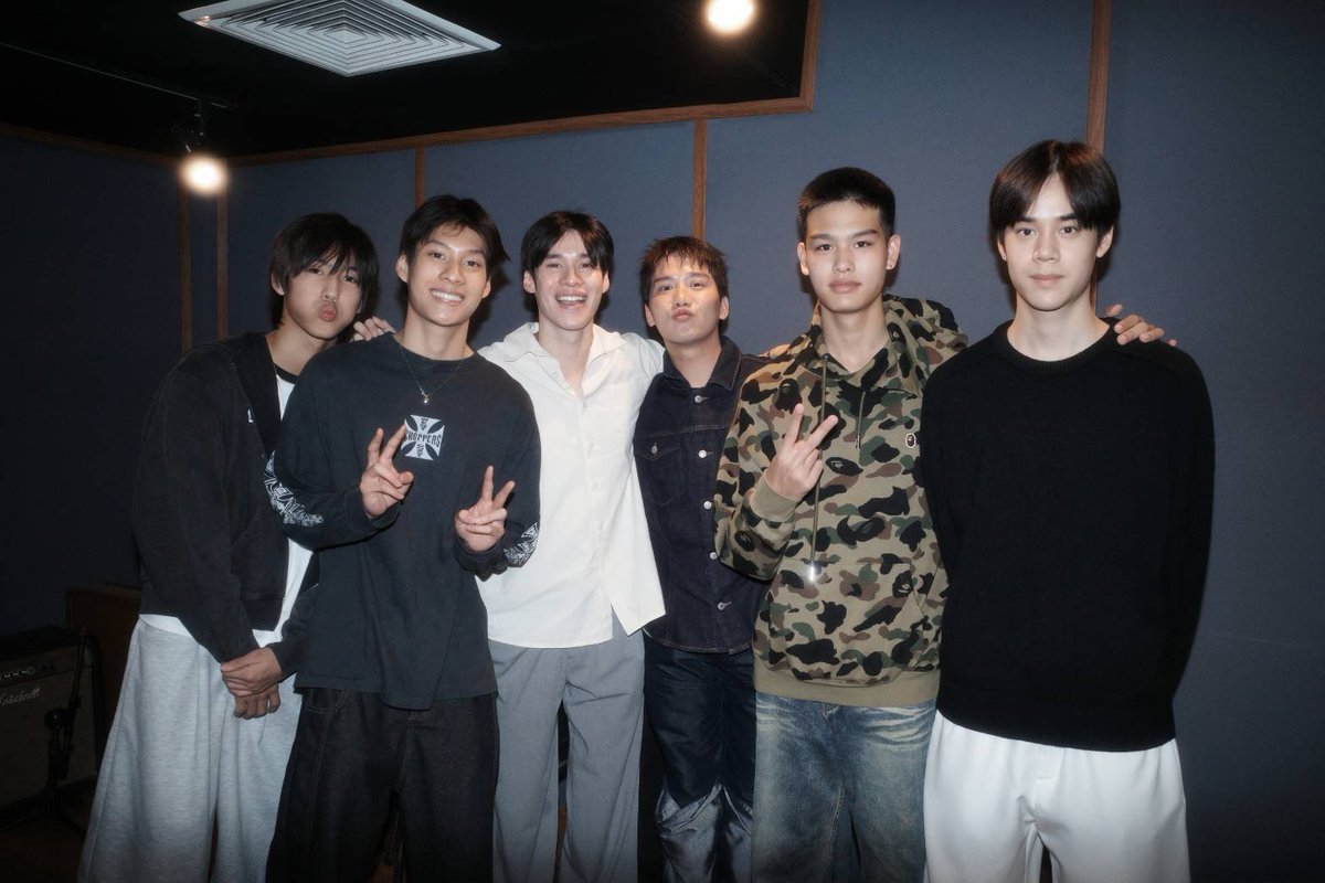 YTheSeriesTH_'s tweet photo. จากรุ่นพี่…สู่รุ่นน้อง! “พีค ภีมพล” ส่งไม้ต่อ Make It Right 2026 ปลุกตำนานรักออกเดินอีกครั้ง

นับเป็นอีกหนึ่งโมเมนต์ที่แฟนซีรีส์ต่างประทับใจ เมื่อ Make It Right 2026 | รักออกเดิน 2026 พาซีรีส์นักเรียนขาสั้นในตำนานกลับมาสร้างความทรงจำอีกครั้ง พร้อมเชื่อมโยงมิตรภาพจากรุ่นสู่รุ่น ด้วยการดึง พีค ภีมพล พาณิชย์ธำรง กลับเข้าสู่รั้วโรงเรียนในฐานะรุ่นพี่ที่หลายคนคิดถึง

แม้ครั้งนี้จะไม่ได้กลับมารับบทเดิม แต่ พีค ภีมพล ได้ร่วมถ่ายทอดความรู้สึกผ่านการขับร้องเพลงประกอบซีรีส์ ส่งต่อความทรงจำและกำลังใจให้กับนักแสดงรุ่นใหม่ ได้แก่ พร้อมมี่ - บุ้งกี๋ และ เชน - พีมกฤษ ที่จะมารับหน้าที่สานต่อเรื่องราวของ “รักครั้งแรก” ในเวอร์ชันปี 2026

เมื่อ 10 ปีก่อน พีค ภีมพล เคยสร้างปรากฏการณ์จนโด่งดังจากบท “ฟิวส์” ใน Make It Right รักออกเดิน ซึ่งกลายเป็นหนึ่งในตัวละครที่อยู่ในความทรงจำของแฟนซีรีส์ทั่วประเทศ และเป็นจุดเริ่มต้นของกระแสซีรีส์นักเรียนที่ได้รับความนิยมอย่างล้นหลาม

ปัจจุบัน พีคยังคงมีผลงานการแสดงอย่างต่อเนื่อง โดยล่าสุดกับซีรีส์ Flower Boy หลงกลิ่นเกสร ซึ่งได้รับกระแสตอบรับที่ดีจากผู้ชม และการกลับมาร่วมโปรเจกต์ Make It Right 2026 ในครั้งนี้ จึงเปรียบเสมือนการส่งไม้ต่อจากรุ่นพี่สู่รุ่นน้องอย่างแท้จริง

การกลับมาของ Make It Right 2026 จึงไม่ได้เป็นเพียงการรีเมกซีรีส์ในตำนาน แต่ยังเป็นการเชื่อมโยงความทรงจำของแฟนซีรีส์รุ่นแรก เข้ากับความสดใสของนักแสดงรุ่นใหม่ เพื่อให้เรื่องราวของ “รักครั้งแรก” ยังคงถูกส่งต่อจากเจเนอเรชันหนึ่งไปสู่อีกเจเนอเรชัน

ซีรีส์ Make It Right 2026 | รักออกเดิน 2026

📺 เริ่มตอนแรก 17 กรกฎาคม 2569

* ทุกวันศุกร์ เวลา 20:00 น. รับชม Uncut Version ที่แรก ทาง Viu เท่านั้น
* ทุกวันเสาร์ เวลา 22:30 น. ทางช่อง 9 MCOT HD กด 30

#ViuOriginal #Viuอ่านว่าวิว
#MakeItRight2026 #รักออกเดิน2026
#COPYABANGKOK