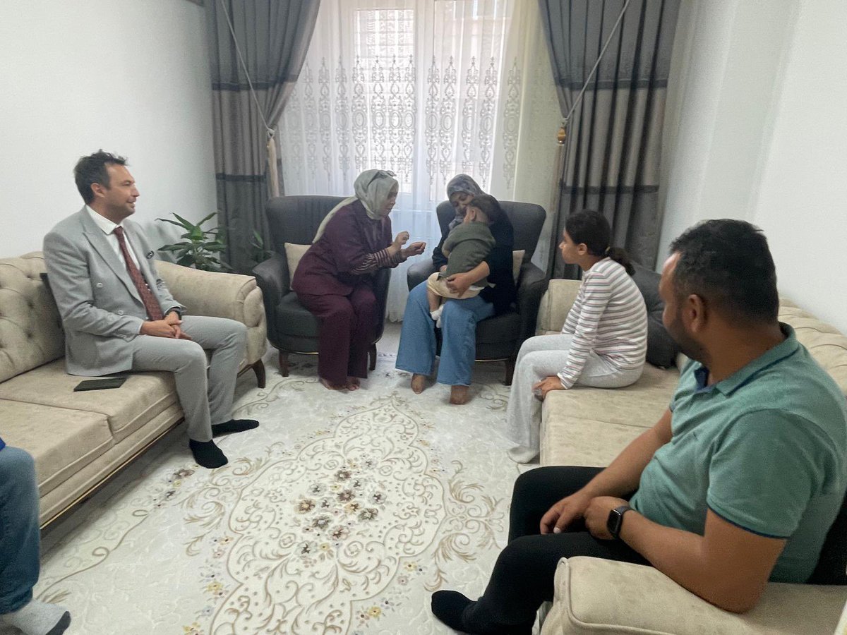 KilisAsh's tweet photo. 📌 Koruyucu Ailemize Ziyaret

Valimiz Sayın Ömer KALAYLI'nın eşi Sayın Nilgün KALAYLI Hanımefendi ve İl Müdürümüz Sayın Çetin TUTAŞ, Koruyucu Aile Birimimizde görevli mesai arkadaşımızla birlikte çocuklarımıza yuva olan koruyucu ailemizi ziyaret ettiler. https://t.co/vO9DX2S049