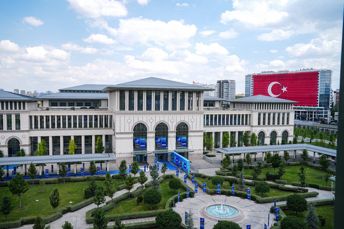 avyusufibis's tweet photo. Dünyanın gözü Türkiye'de. 🇹🇷

Cumhurbaşkanımız Sayın @RTErdogan'ın liderliğinde ülkemiz, NATO Zirvesi'ne ev sahipliği yaparak küresel güvenliğe, diplomasiye ve stratejik geleceğe yön verecek tarihi bir buluşmaya öncülük ediyor.

Gençler olarak bizler de bu vizyonun temsilcileri olmaya; güçlü Türkiye idealini, bağımsız dış politika anlayışını ve mazlumun yanında duran ilkeli liderliği gururla geleceğe taşıyacağız!

Cumhurbaşkanımızın ortaya koyduğu vizyon sayesinde Türkiye, barışın, istikrarın ve küresel diplomasinin belirleyici aktörlerinden biri olarak uluslararası alanda söz söylemeye ve yön vermeye devam edecektir.

#NATOsummit