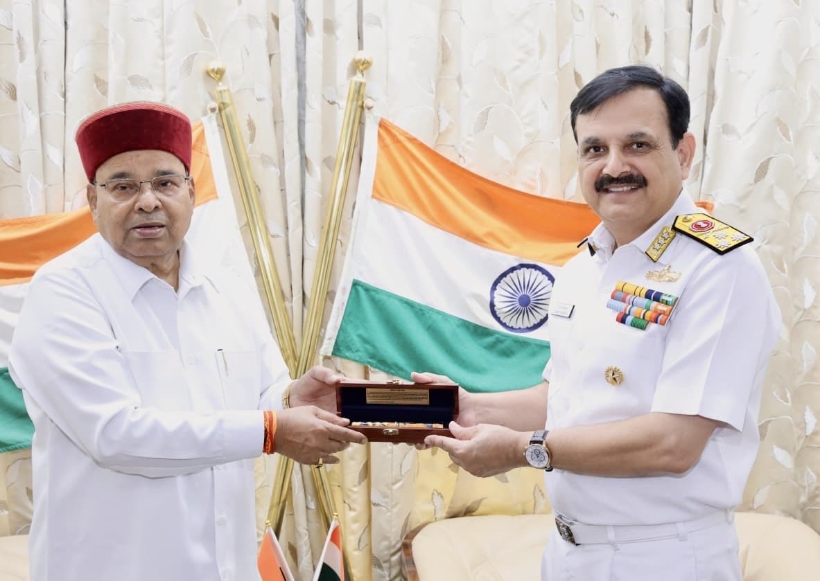 TcGehlotOffice's tweet photo. Vice Admiral Sanjay Vatsayan, PVSM, AVSM, NM, Flag Officer Commanding-in-Chief, Western Naval Command, called on Hon’ble Governor Shri Thaawarchand Gehlot at Lok Bhavan, Bengaluru, today. https://t.co/7Ltl6ykMbO
