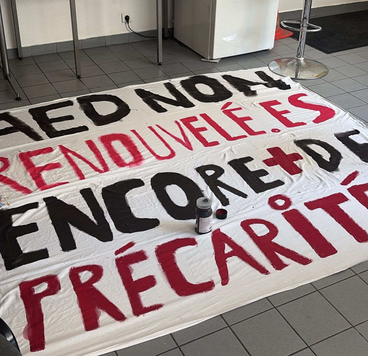 Erellux_'s tweet photo. On prépare le rassemblement au Rectorat de Rennes mercredi à 14h ✊

Pour le renouvellement de nos collègues, le droit à un CDI pour tous, la dignité pour les travailleurs essentiels de l’éducation !

Pour nous soutenir, donnez à notre caisse de grève :  https://t.co/IBvEByhpbL https://t.co/r1U8HpsXMD