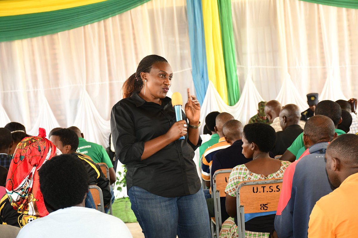 Nyamagabe's tweet photo. Guverineri wa @RwandaSouth, @AKayitesiAlice ari kumwe n'abagize Inama y'Umutekano Itaguye y'Intara n'iy'Akarere, bari kuganira n'abagize ibyiciro byatowe, abagize ibyiciro byihariye n'abandi bo mu Murenge wa #Uwinkingi. Ni nyuma yo kuganira n'abo mu Murenge wa #Kitabi. 1/2 https://t.co/iwfsNT6RS2