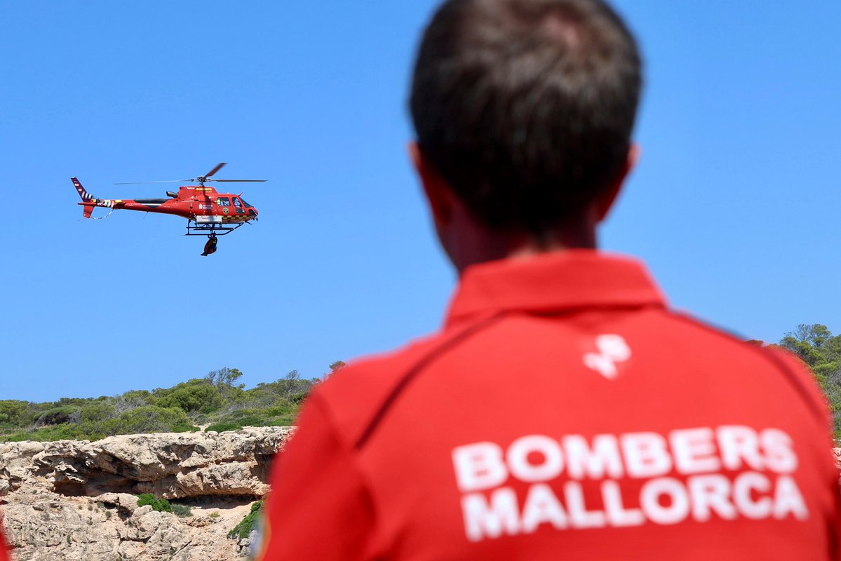 Ll_Galmes's tweet photo. 🚁 En només un any, sa Milana ja ha fet 271 intervencions: 150 rescats, 101 serveis de prevenció i 20 intervencions en incendis. 

Un recurs imprescindible que era una reivindicació històrica dels @BombersdeMca per reforçar la seva capacitat de resposta i salvar vides.

Continuam invertint en més seguretat, més prevenció i millors recursos per protegir Mallorca. Aquesta legislatura hem incrementat un 24% el pressupost dels Bombers de Mallorca.

Agrair, una vegada més, al cos de bombers la seva entrega i professionalitat cada dia.