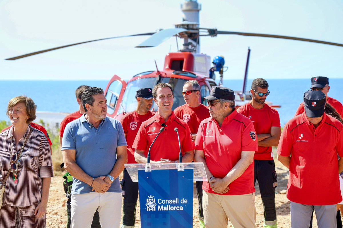 Ll_Galmes's tweet photo. 🚁 En només un any, sa Milana ja ha fet 271 intervencions: 150 rescats, 101 serveis de prevenció i 20 intervencions en incendis. 

Un recurs imprescindible que era una reivindicació històrica dels @BombersdeMca per reforçar la seva capacitat de resposta i salvar vides.

Continuam invertint en més seguretat, més prevenció i millors recursos per protegir Mallorca. Aquesta legislatura hem incrementat un 24% el pressupost dels Bombers de Mallorca.

Agrair, una vegada més, al cos de bombers la seva entrega i professionalitat cada dia.