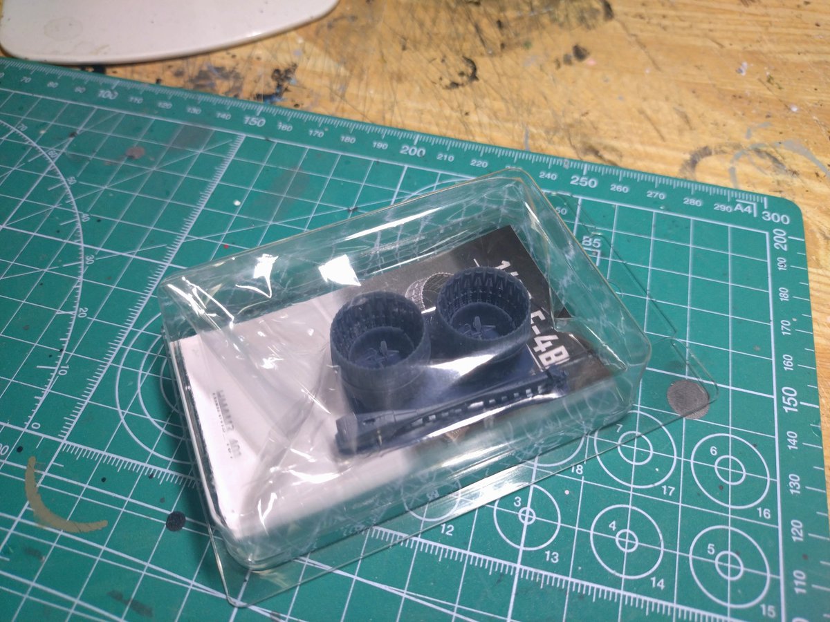 yahichi_fazer's tweet photo. タミヤ 1/48 F-4B
製作33日目
ノズルとアレスティングフック、今回ディテールアップパーツは特に使おうと思ってなかったけど箱開けたら
HMA GARAGEのパーツが入ってたので使いました、買ったの全く覚えて無い…。
脚カバーとスパローも取り付けました。 https://t.co/t9pagQ3io6