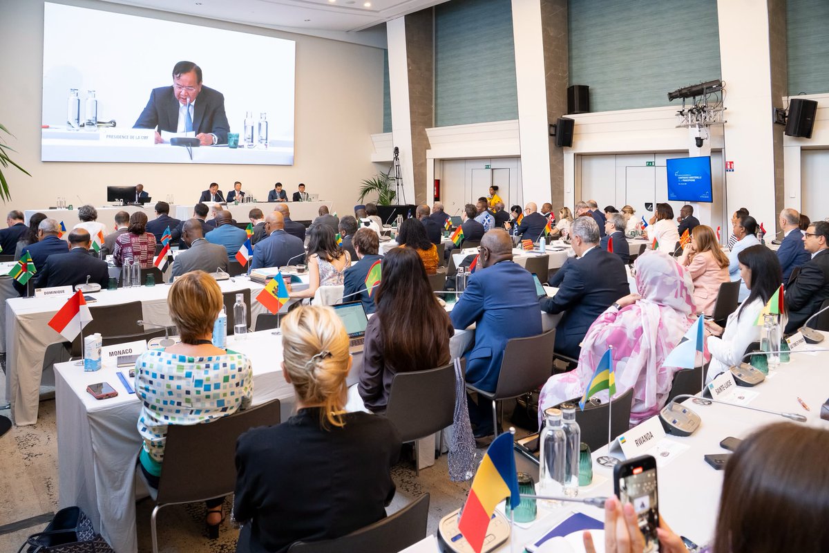 GvtMonaco's tweet photo. Monaco participe à l’audition inédite des candidats au poste

de Secrétaire général de la Francophonie
Le 29 juin 2026, se tenait à Paris la Conférence ministérielle de la Francophonie (CMF), réunissant, pour la toute première fois depuis la création de l’Organisation Internationale de la Francophonie (OIF), ses Etats et Gouvernements membres pour auditionner les quatre candidats au poste de Secrétaire général de la Francophonie, pour la période 2027-2030.

La Principauté de Monaco était représentée par Mme Isabelle BERRO-AMADEÏ, Conseiller de Gouvernement-Ministre des Relations Extérieures et de la Coopération, accompagnée de S.E. Mme Valérie BRUELL-MELCHIOR, Ambassadeur, Représentant personnel de Monaco auprès de l’OIF.

Sous la présidence de S.E. M. Sokhonn PRAK, Vice-Premier Ministre et Ministre des Affaires étrangères et de la Coopération internationale du Royaume du Cambodge, les délégations ont auditionné les candidats : Dr Coumba BA (Mauritanie), M. Dacian CIOLOȘ (Roumanie), Mme Juliana AMATO LUMUMBA (République démocratique du Congo) et Mme Louise MUSHIKIWABO (Rwanda), Secrétaire générale en exercice depuis 2019.

Cette audition s’inscrit dans un cadre procédural renouvelé. En effet, depuis la réforme adoptée en 2022, le processus de désignation du Secrétaire général repose sur un appel à candidatures ouvert. Créé en 1997 lors du Sommet de Hanoï, le poste de Secrétaire général a été exercé pour la première fois par M. Boutros BOUTROS-GHALI, élu à ce poste.

Le prochain Secrétaire général de la Francophonie sera élu par les Chefs d’Etat et de Gouvernement, membres de plein droit, qui seront réunis à Phnom Penh (Cambodge) pour le XXe Sommet de la Francophonie (15 et 16 novembre 2026).

© DR