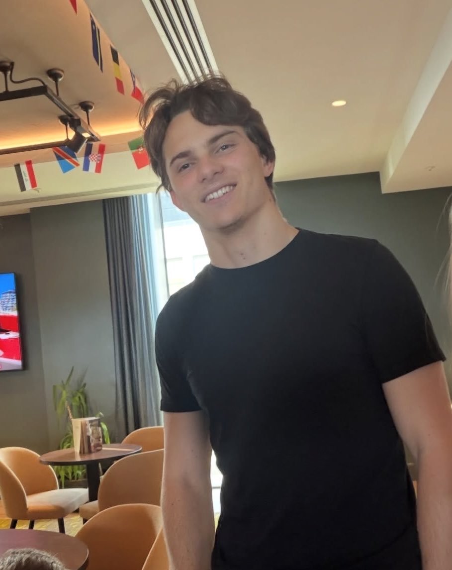 oscpilled's tweet photo. i think that you're killer with your floppy hair https://t.co/OweuoZXWI1