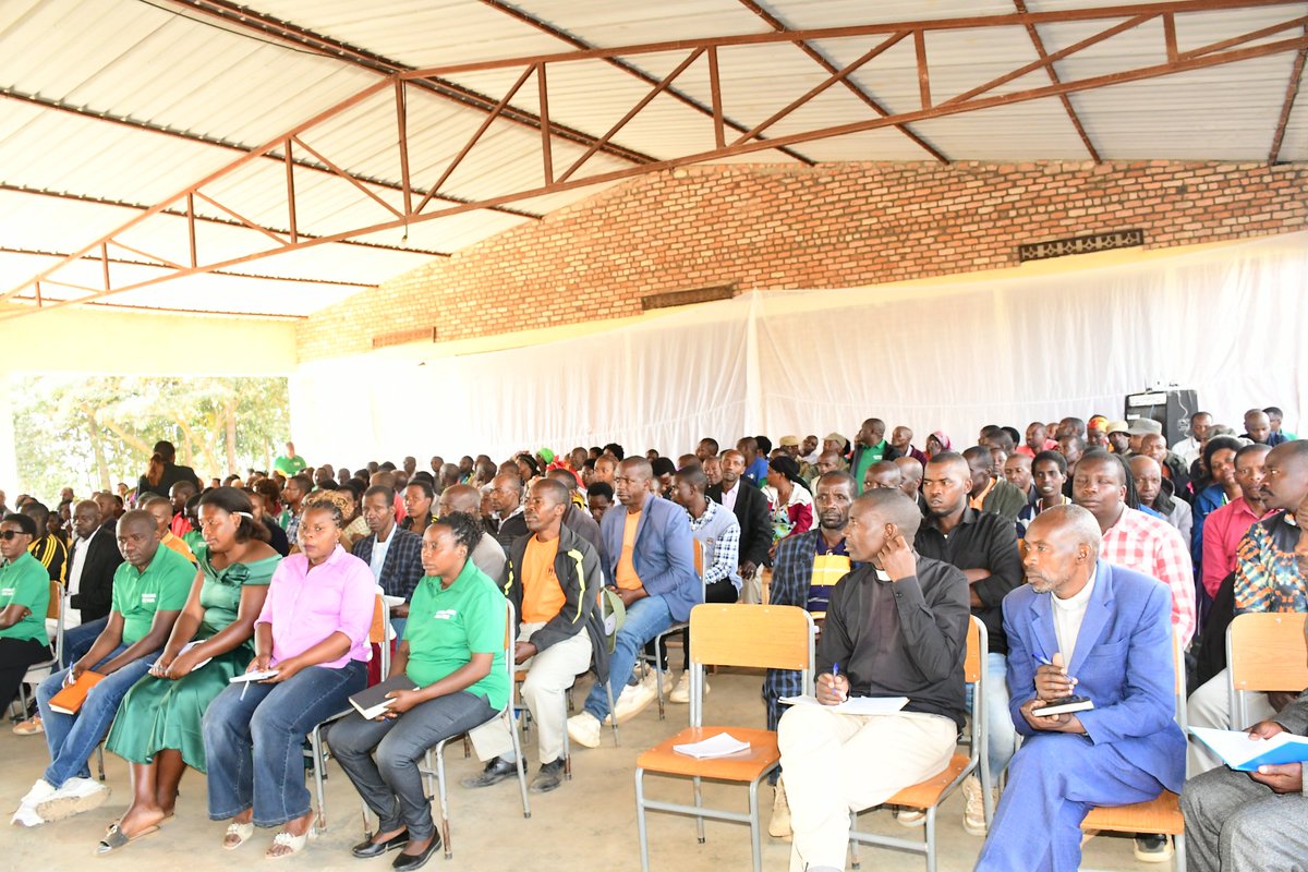 Nyamagabe's tweet photo. Guverineri wa @RwandaSouth, @AKayitesiAlice ari kumwe n'abagize Inama y'Umutekano Itaguye y'Intara n'iy'Akarere, bari kuganira n'abagize ibyiciro byatowe, abagize ibyiciro byihariye n'abandi bo mu Murenge wa #Uwinkingi. Ni nyuma yo kuganira n'abo mu Murenge wa #Kitabi. 1/2 https://t.co/iwfsNT6RS2