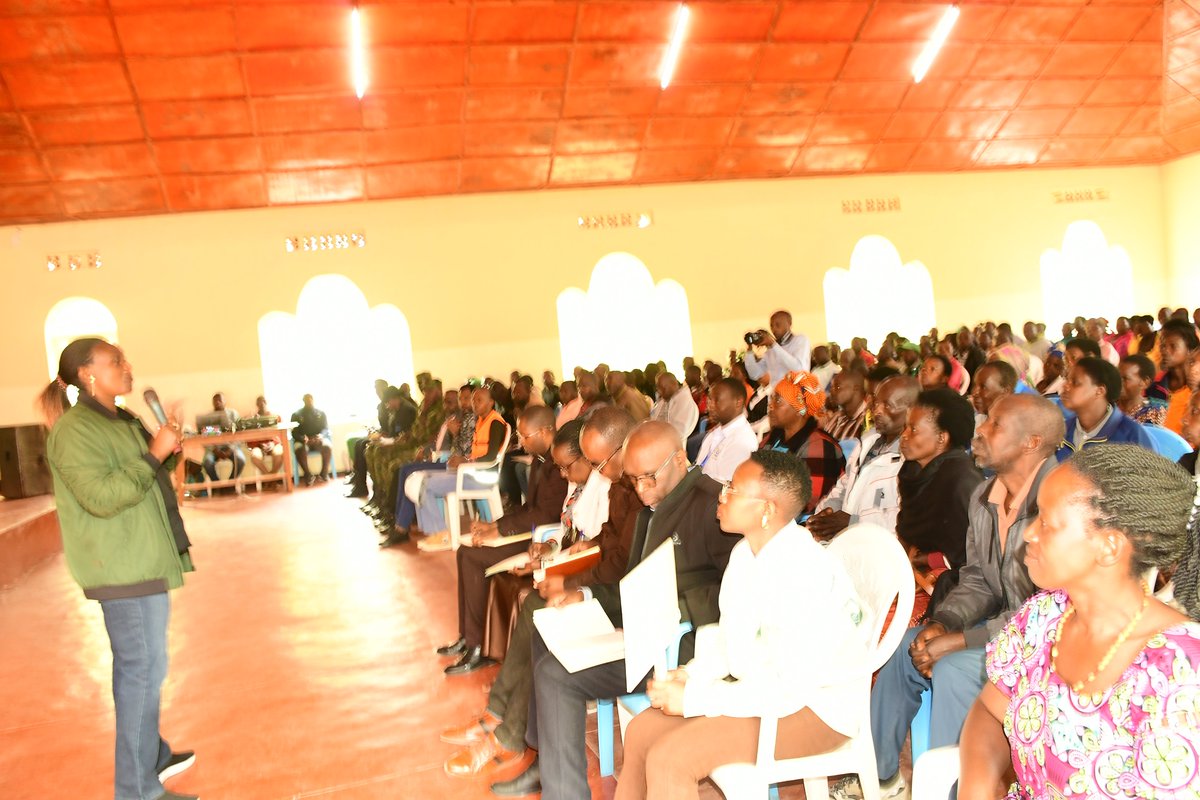Nyamagabe's tweet photo. Guverineri wa @RwandaSouth, @AKayitesiAlice ari kumwe n'abagize Inama y'Umutekano Itaguye y'Intara n'iy'Akarere, bari kuganira n'abagize ibyiciro byatowe, abagize ibyiciro byihariye n'abandi bo mu Murenge wa #Uwinkingi. Ni nyuma yo kuganira n'abo mu Murenge wa #Kitabi. 1/2 https://t.co/iwfsNT6RS2