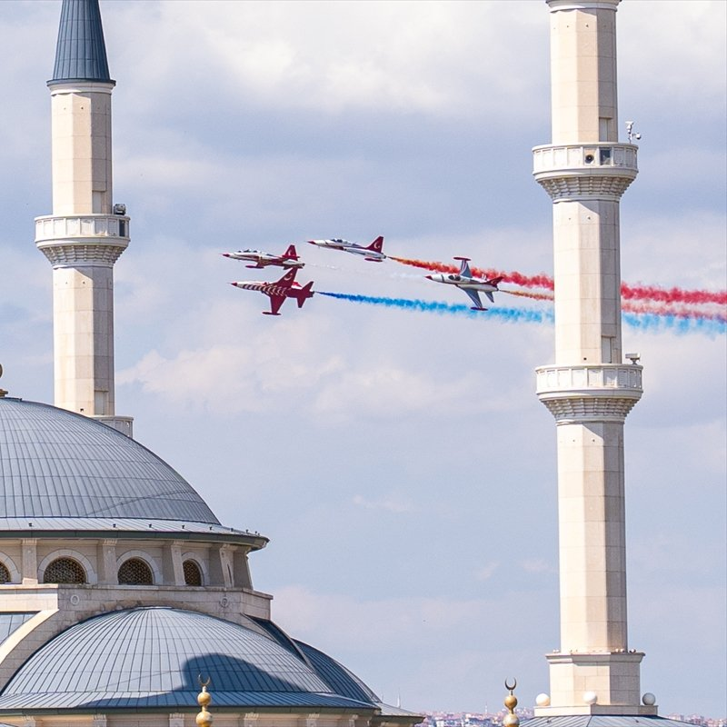 etkilihaberyeni's tweet photo. Türk Yıldızları, Ankara'da Trump için yapılan uçuşta ABD Bayrağı renklerinde duman attı. https://t.co/xLrg8jCAzE