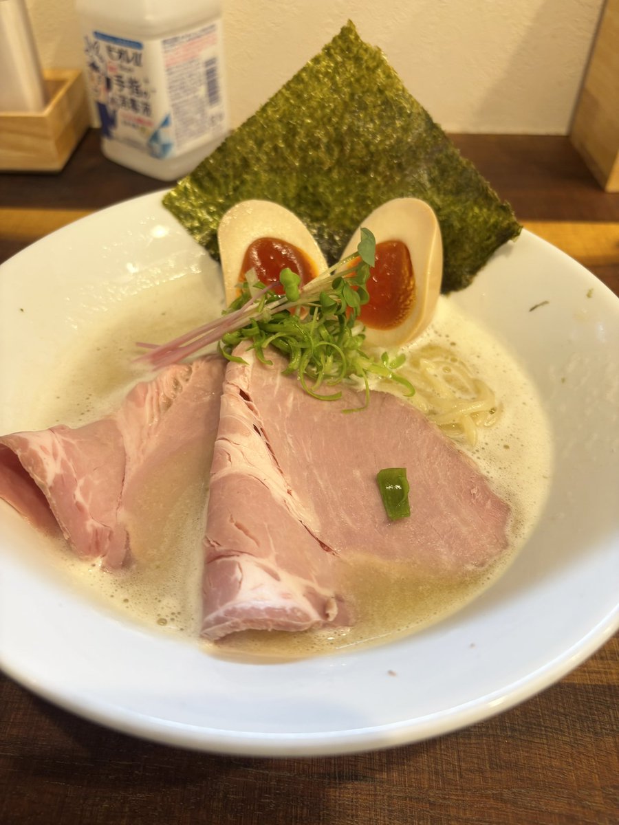 echonight2106's tweet photo. |  ॑꒳ ॑)ラーメン屋 煌 さんで塩を

1口目ちょっと濃いかなと思ったスープは旨みがたっぷり

チャーシューはスモークされてるのかふわっと香る匂いがいい

海苔も風味よく、玉子をしっかり味がついてる

麺はストレートでスープの粘度で絡ませる

これは…美味しい…

┏○ご馳走様でした https://t.co/8CWYNE9zCZ