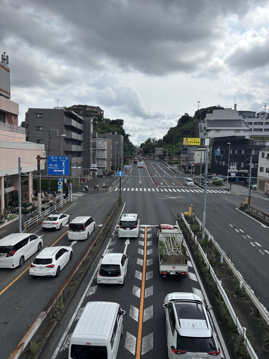 Funabashi_ankyo's tweet photo. 川辺堀から一旦離れて、開渠の川崎堀へ。
国道246号を越える歩道橋からは、津田山の切り通しがよく見える。
交差点の名前も、そのまま「切通し」！
#川崎 #二ヶ領用水 #川崎堀 https://t.co/WgRInpGNp6