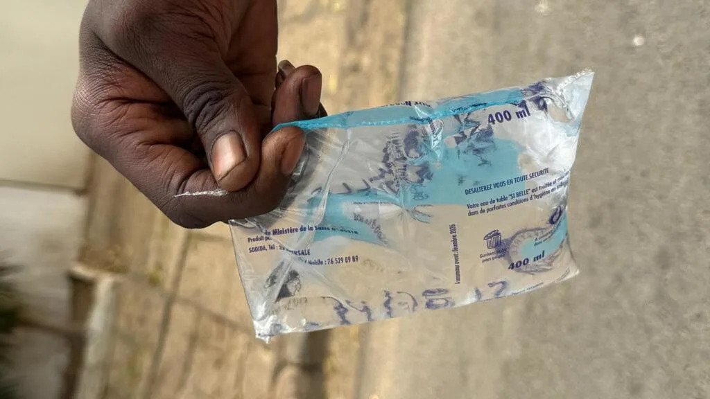 KiliFeuu's tweet photo. 📌Scandale sanitaire au Sénégal : 82 % des eaux en sachet analysées contiennent des matières fécales
(Seneweb)

Une étude menée par des chercheurs de l'Université Cheikh Anta Diop (UCAD) de Dakar tire la sonnette d'alarme sur la qualité sanitaire de l'eau en sachet commercialisée au Sénégal. Les résultats, présentés le 23 juin dernier lors de la 5e Journée scientifique sur la sécurité sanitaire des aliments, révèlent un niveau de contamination préoccupant. Les chercheurs ont analysé 100 échantillons issus d'une cinquantaine de marques d'eau en sachet vendues à Dakar et dans d'autres localités. Selon l'étude, 82 % des échantillons contiennent des matières fécales et ne respectent pas les normes microbiologiques de potabilité, les rendant impropres à la consommation. Seuls 4 % des échantillons analysés ont été déclarés conformes aux normes sanitaires.

Les travaux de l'UCAD ne se sont pas limités à l'eau en sachet. Les analyses effectuées sur des épices de grande consommation ont également mis en évidence la présence de bactéries potentiellement dangereuses pour la santé. Quant aux cultures de piment de la zone des Niayes, elles présentent une importante contamination des sols par des résidus de pesticides. Pour les chercheurs, ces résultats montrent que les aliments peuvent être contaminés à toutes les étapes de la chaîne alimentaire, de la production jusqu'à la consommation. Ils rappellent que les maladies d'origine alimentaire constituent un enjeu majeur de santé publique à travers le monde, touchant près de 866 millions de personnes et causant environ 1,52 million de décès chaque année.

Auteur: Yande Diop