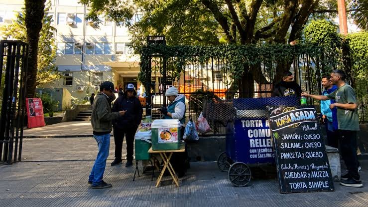 laplataya's tweet photo. La @FULaPlata criticó con dureza a los decanos de la zona Bosque Este por exigir el retiro de los puestos de comida https://t.co/oLzP5iObj1 https://t.co/icw9HEXL97