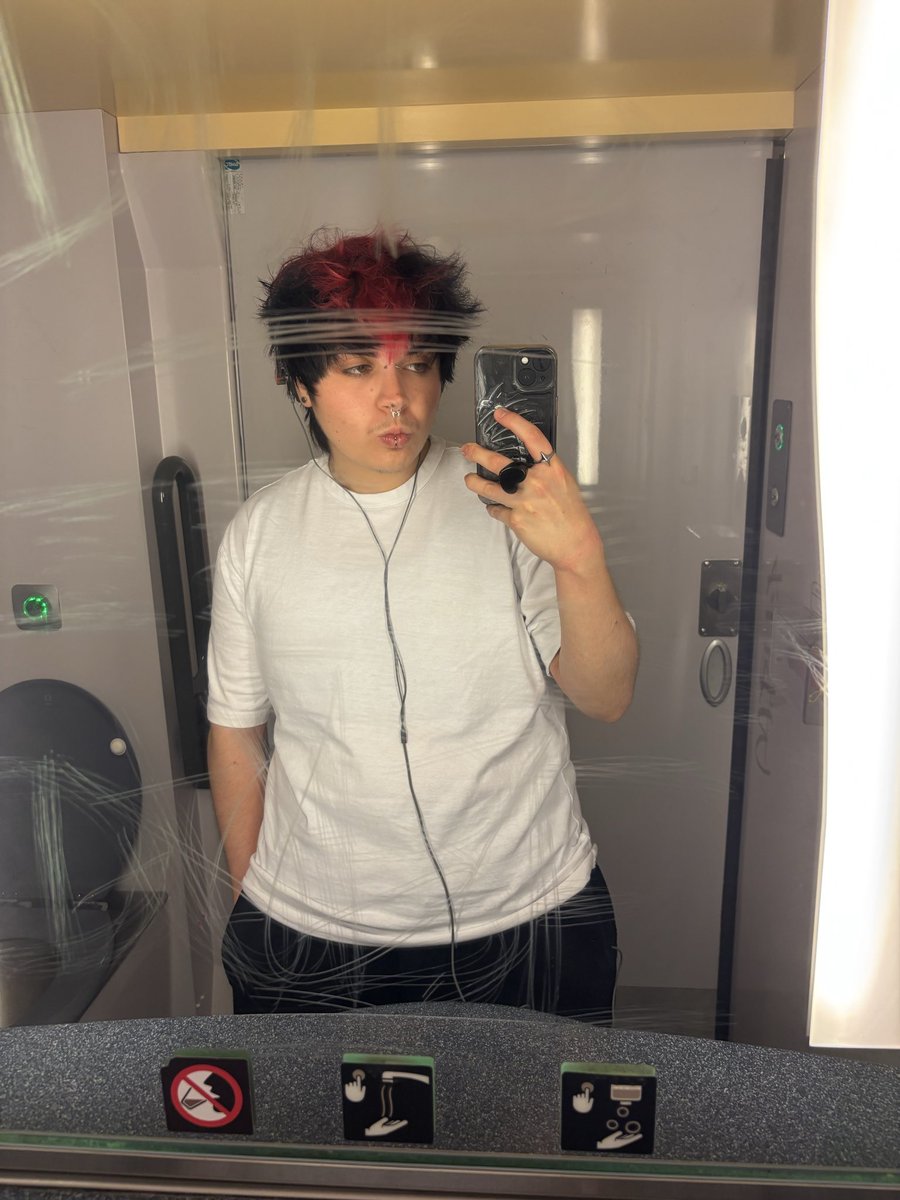 kasper_ttt's tweet photo. from 8h of train to “let me do your hair” in the queue for twentyonepilots https://t.co/0VGHIzwMcg