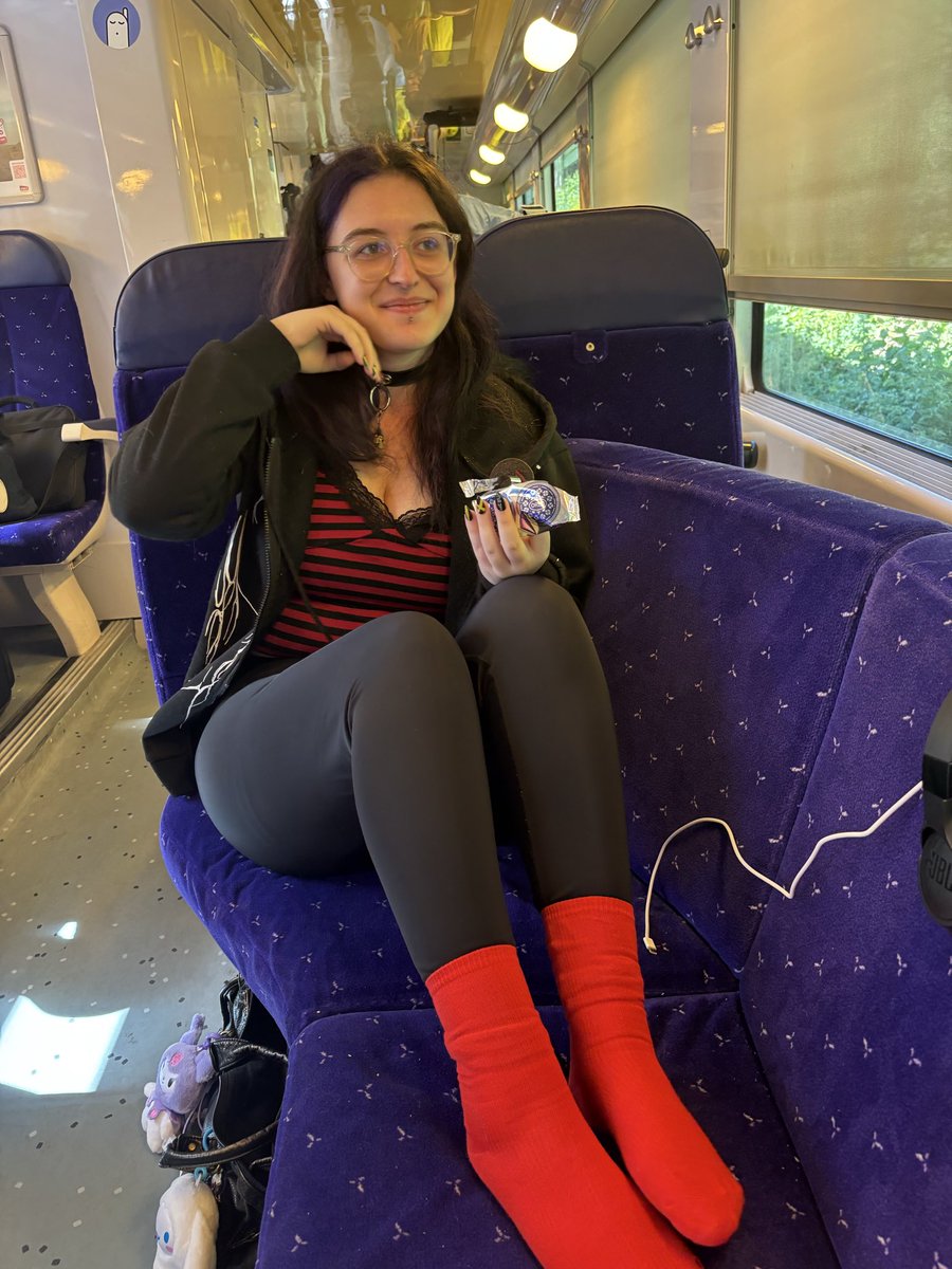 kasper_ttt's tweet photo. from 8h of train to “let me do your hair” in the queue for twentyonepilots https://t.co/0VGHIzwMcg