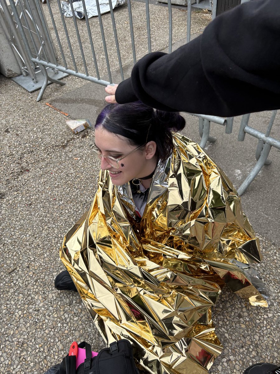 kasper_ttt's tweet photo. from 8h of train to “let me do your hair” in the queue for twentyonepilots https://t.co/0VGHIzwMcg