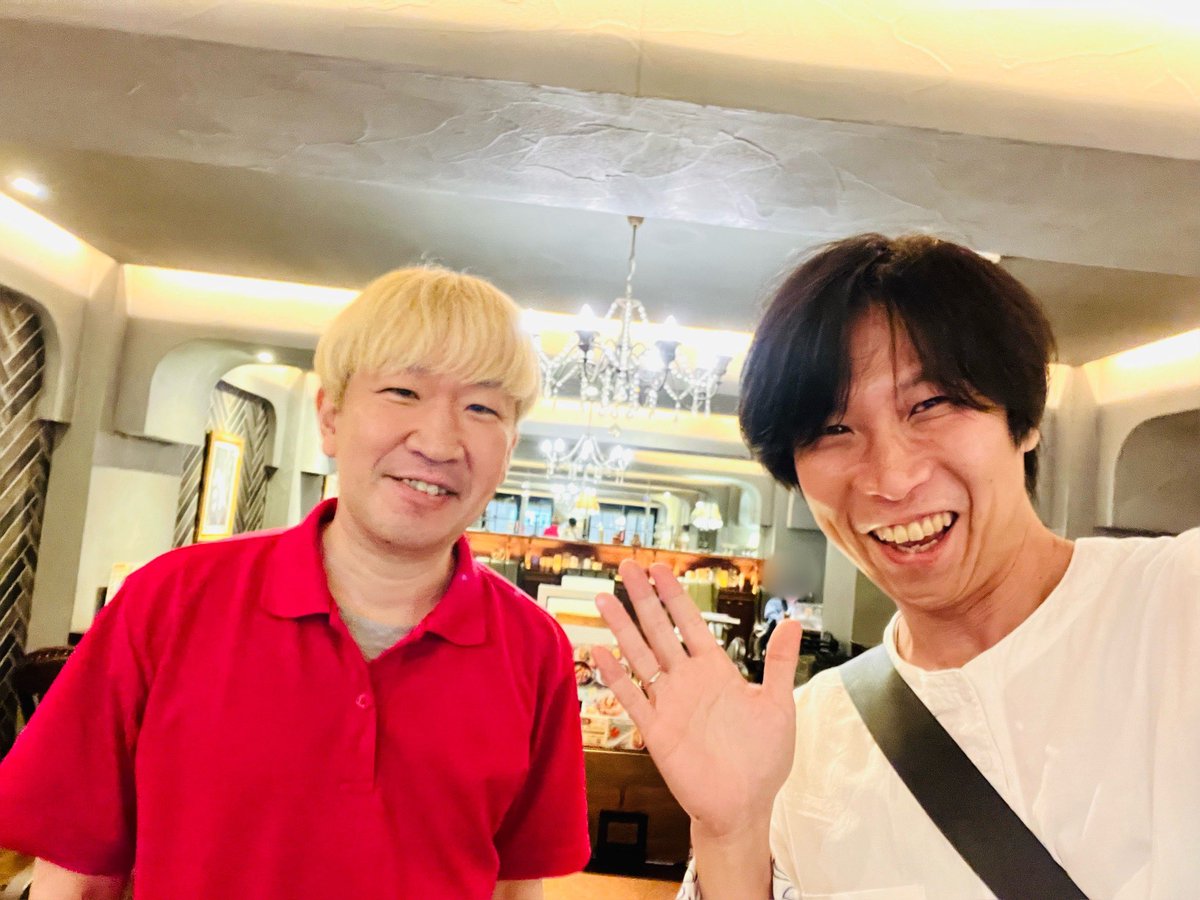 tetsuto_yoshida's tweet photo. わーい❣️
٩(๑❛ᴗ❛๑)۶
本日(短冊CDの日2026)、『イエスハッピー！ 吉田哲人  / I Saw The Light』が無事発売されました♪
ストリングス・アレンジとピアノを担当してくれたユメトコスメ長谷くんとお祝いをしたよ。 https://t.co/Pnho8roInX