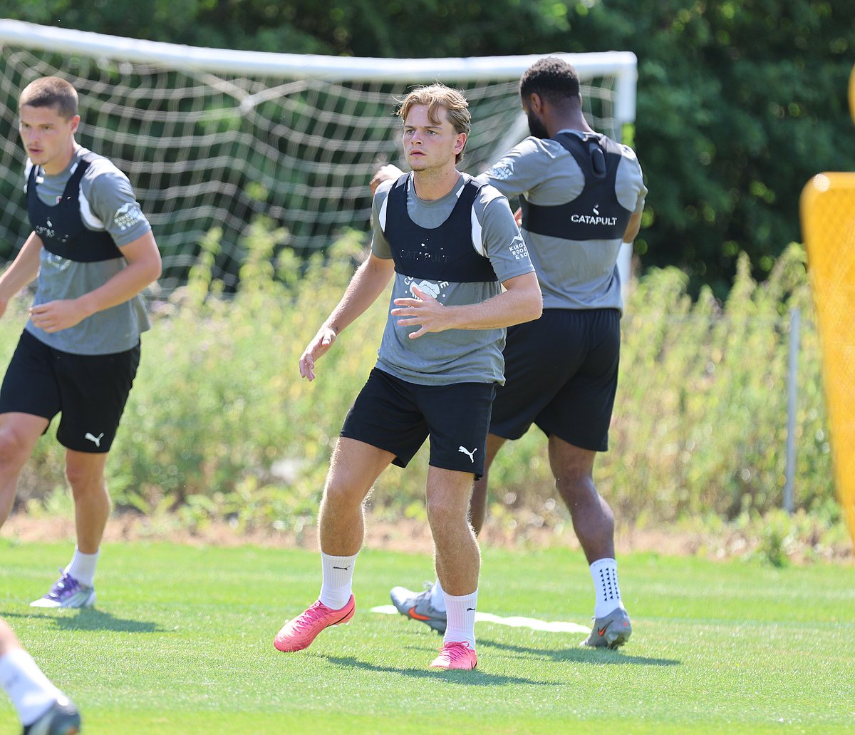 ntfc's tweet photo. 🤝Settling in well.

#ShoeArmy 👞 https://t.co/7a7pmTTRyD