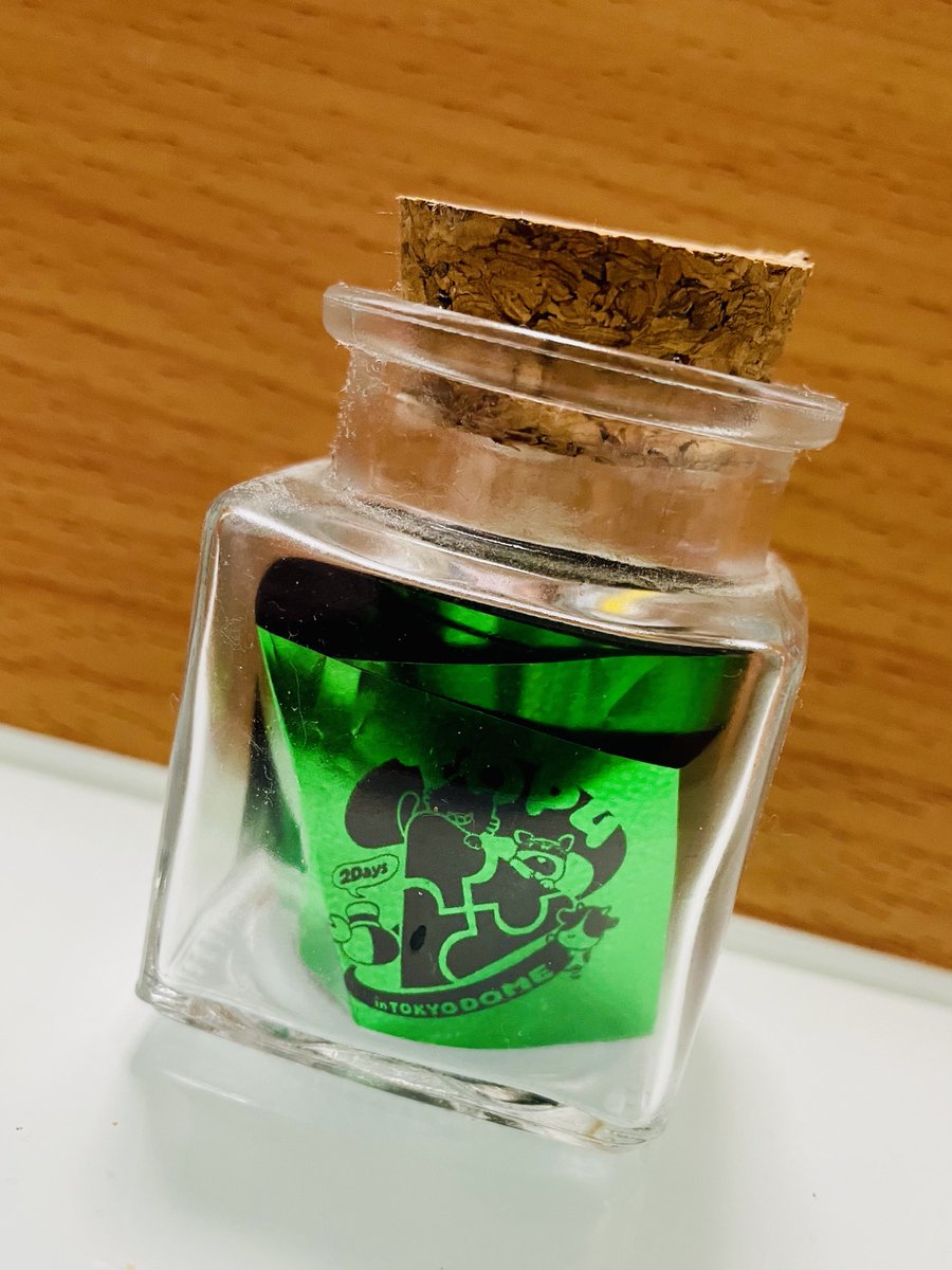 Greentea_Hamm's tweet photo. ガッチさんの雑談配信を聞きながら、銀テをディスプレイ🎉

隣の方が誰推しですか？って聞いてくださってうっしーですと伝えたら緑の銀テを分けてくれました…！女神様🗽 https://t.co/BwPSviajfb
