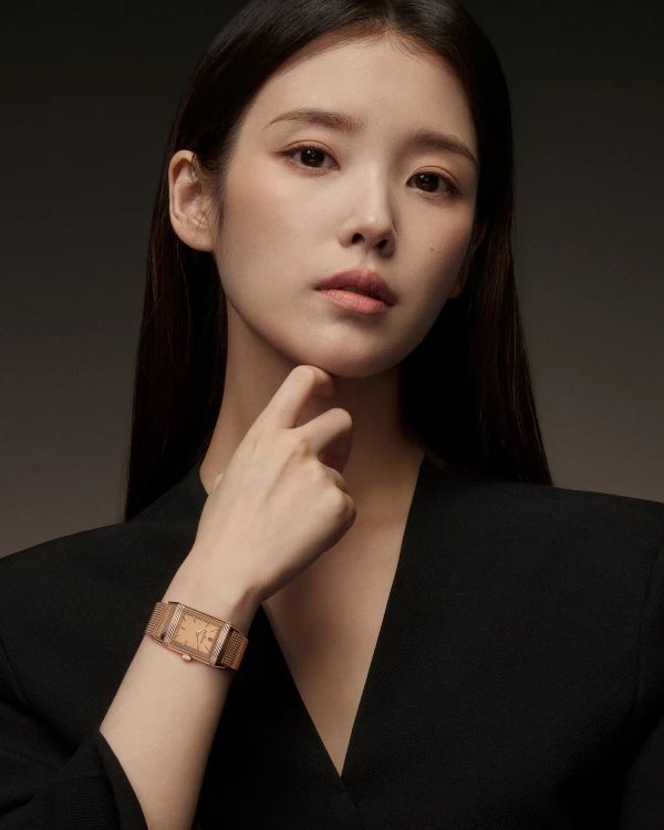 VicLJE's tweet photo. An exclusive interview with the newest Global Brand Ambassador of Jaeger-LeCoultre talks about her journey as a musician and actress so far and her special relationship with time. 

“Nation’s Little Sister”, “Nation’s Sweetheart”, “Nation’s Daughter” — the South Korean singer and actress IU has been dubbed these heartwarming titles over her 18-year career not without reason. Her nightingale voice and her versatile, masterful character portrayals have won over not just generations of South Koreans, eventually also catching the hearts of fans overseas — which only begins to explain why her impact as a leading creative force of sincerity and authenticity is widespread and deeply affecting.

Full interview: 
https://t.co/2tmAPz0WI2

#IU #아이유 #Jaeger_LeCoultre