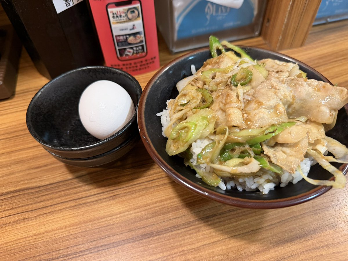 ELmerCyndi's tweet photo. 急ぎの見積もりで会社を最後に退勤、疲れたのでラーメン食べて、コンビニで明日の朝のパンと弁当のおかず購入。
そんな日もある
すた丼はセットのハーフサイズだからな！ https://t.co/0i1Tfpemkp