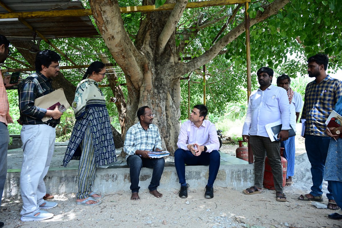 COLLECTORCTR25's tweet photo. పత్రికా ప్రకటన

ప్రత్యేక ఓటరు జాబితా సవరణ కార్యక్రమాన్ని పటిష్టంగా పూర్తి చేయాలి
– జిల్లా కలెక్టర్ సుమిత్ కుమార్, ఐఏఎస్

పూతలపట్టు, జూలై 7: జిల్లాలో ప్రత్యేక ఓటరు జాబితా సవరణ (ఎస్‌ఐఆర్) కార్యక్రమాన్ని పారదర్శకంగా, నిష్పాక్షికంగా నిర్వహించి తప్పులు లేని ఓటర్ల జాబితాను రూపొందించాలని జిల్లా కలెక్టర్ సుమిత్ కుమార్ అధికారులను ఆదేశించారు.

మంగళవారం పూతలపట్టు మండలం తలపలపల్లి గ్రామంలోని బంధార్లపల్లి (పీఎస్-59), కర్ణంవారిపల్లి–పోటుగనుమ (పీఎస్-49), అలాగే ఐరాల మండలం పొలకలలో నిర్వహిస్తున్న ఎస్‌ఐఆర్ సర్వేను కలెక్టర్ క్షేత్రస్థాయిలో పరిశీలించారు. బీఎల్ఓలు నిర్వహిస్తున్న ఇంటింటి సర్వే, ఎన్యుమరేషన్ ఫారాల పంపిణీ, ఓటర్ల వివరాల నమోదు, డిజిటలైజేషన్ ప్రక్రియలను పరిశీలించి పలు సూచనలు చేశారు.

ప్రతి అర్హత కలిగిన ఓటరు పేరు జాబితాలో నమోదయ్యేలా చర్యలు తీసుకోవాలని, కొత్త ఓటర్ల నమోదు, మరణించిన వారు, ఇతర ప్రాంతాలకు మారిన వారి వివరాలను నిబంధనల మేరకు నమోదు చేయాలని సూచించారు. సేకరించిన సమాచారాన్ని వెంటనే డిజిటలైజ్ చేసి, ఎలాంటి పొరపాట్లకు తావులేకుండా ఓటర్ల జాబితా రూపొందించాలని ఆదేశించారు.

ఈ కార్యక్రమంలో డిప్యూటీ కలెక్టర్ విజయలక్ష్మి, సంబంధిత తహసీల్దార్లు, బీఎల్ఓలు తదితరులు పాల్గొన్నారు.