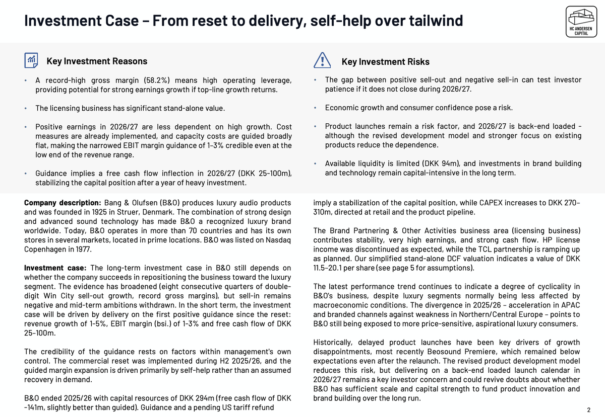 HCA_Capital's tweet photo. B&O (investment case): From reset to delivery, self-help over tailwind

I forbindelse med B&O's årsrapport for 2025/26 har vi opdateret vores investeringscase.

Det netop aflagte Fy 2025/26 årsregnskab landede i tråd med den justerede guidance på omsætningen (DKK 2.468m, -1,6% i lokale valutaer), men bedre end konsensus på indtjeningen (EBIT før særlige poster på DKK -13m mod konsensus DKK -63m) og på det frie cash flow (DKK -141m mod guidet DKK -150m til -200m).

Samtidig har selskabet udmeldt sin første positive guidance efter to nedjusteringer: omsætningsvækst på 1-5% i lokale valutaer, EBIT-margin før særlige poster på 1-3% og et frit cash flow på DKK 25-100m.

Q4 bekræftede samtidig, at luksustransformationen virker, hvor eksekveringen er under selskabets egen kontrol. Like-for-like sell-out voksede 11% på koncernniveau og 13% i Branded Channels, Win Cities leverede 18% sell-out-vækst som det ottende kvartal i træk med tocifret vækst, og bruttomarginen nåede rekordhøje 58,2% for året. Omvendt var sell-in fortsat negativ, drevet af lagernedbringelse hos partnere og tilbageholdenhed i monobrand-kanalen. Det gab skal lukkes i løbet af 2026/27, hvis investortålmodigheden skal bevares.

Det centrale skifte i investeringscasen er, at indtjeningsvendingen i 2026/27 i mindre grad afhænger af høj vækst og makromedvind. Den kommercielle reset, som omfatter go-to-market-modellen, produktudviklingsmodellen og omkostningsbasen, blev gennemført i andet halvår af 2025/26, og omkostningstiltagene slår igennem fra årets start, mens kapacitetsomkostningerne ventes fladt udviklende. Kombineret med den rekordhøje bruttomargin betyder det, at den guidede marginfremgang primært drives af selskabets egne tiltag (self-help).

Omsætningsintervallet afhænger derimod af en back-end loaded lanceringskalender med nye produkter ventet tidligst i Q4, og det er her, eksekveringsrisikoen ligger.

På værdiansættelsen betyder det meget lave absolutte indtjeningsniveau og de fortsat tilbagetrukne mellemsigtede ambitioner, at værdiansættelse baseret på multipler fortsat er mindre anvendelig.

Målt på EV/EBIT 2026/27E handler B&O med en betydelig præmie til peers, hvilket dog delvist trækkes af den lave absolutte indtjening. På 2027/28E-estimaterne vender billedet til en mindre rabat til/på niveau med peers, hvilket illustrerer, hvor hurtigt multiplerne normaliseres, hvis bruttomarginerne omsættes til indtjening via omsætningsvækst. På EV/Sales handler B&O fortsat med en betydelig rabat til samtlige peer-grupper. Den permanente CEO, som ventes offentliggjort i Q1 2026/27, kan genforankre den langsigtede retning og de finansielle ambitioner og dermed give markedet et fastere grundlag for værdiansættelsen ud over guidance-året.

Som supplerende værdiansættelsesperspektiv vurderer vi i en simplificeret DCF på licensforretningen (Brand Partnering & Other Activities) en stand-alone-værdi på DKK 11,5-20,1 per aktie, hvilket kan udgøre et værdiansættelsesgulv. Vi hælder mod den lave ende af intervallet, indtil TCL-samarbejdets optrapning har vist sig at kunne opveje bortfaldet af HP-partnerskabet.

Blandt hovedrisiciene fremhæver vi gabet mellem positiv sell-out og negativ sell-in, eksponeringen mod forbrugertillid og makroudviklingen (mest synligt i Nord- og Centraleuropa), den back-end loadede lanceringskalender samt den begrænsede tilgængelige likviditet (DKK 94m), hvor investeringerne i brand building og teknologi fortsat er kapitalintensive på længere sigt.

Disclaimer: HC Andersen Capital modtager betaling fra Bang & Olufsen for en Corporate Visibility/Digital IR-abonnementsaftale. Michael Friis, d. 07.07.2026 kl. 15:18.
$BO