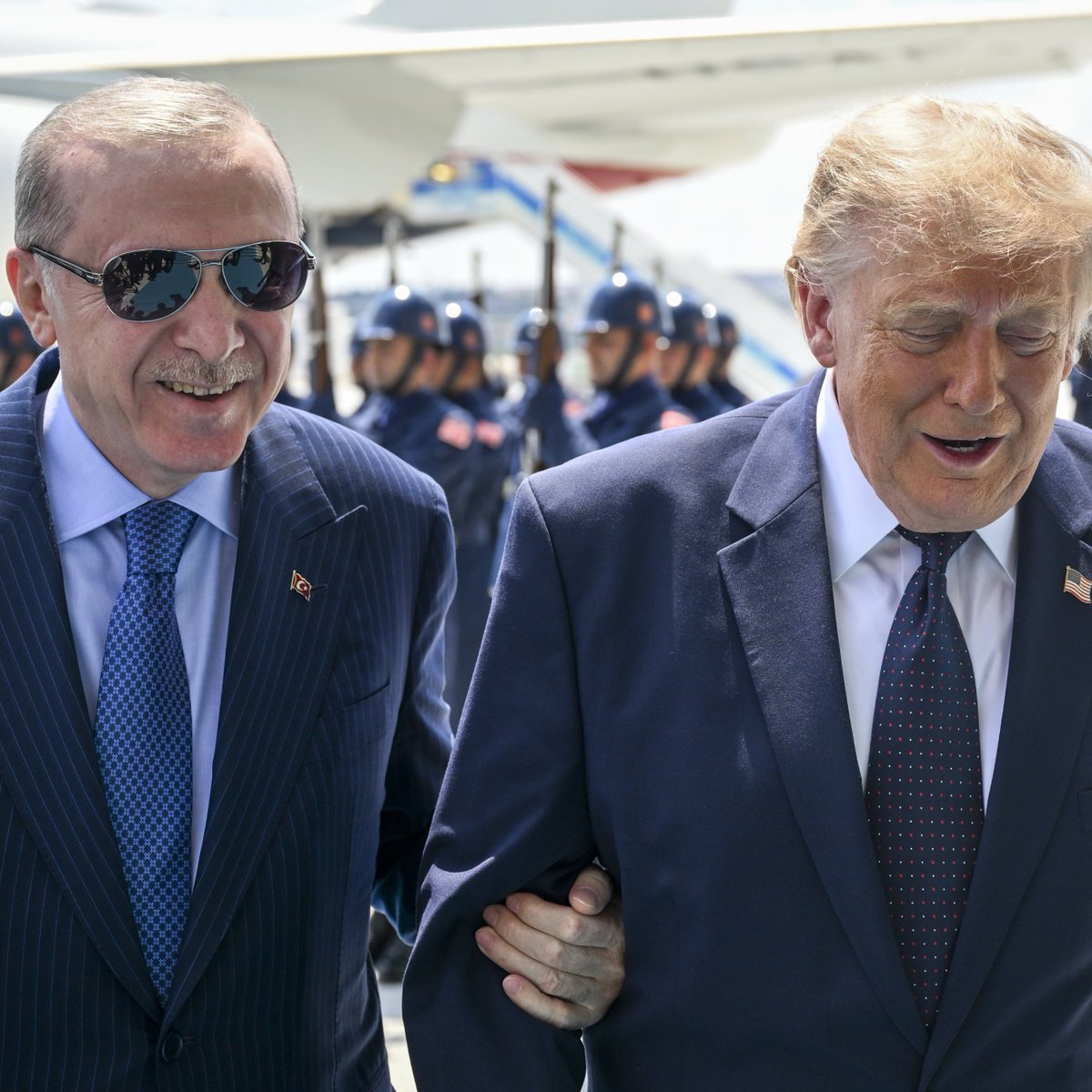 ibrahimkaragul's tweet photo. "SÜPER TÜRKİYE"NİN İLANI!

Ankara’daki NATO Zirvesi;
Türkiye’nin küresel gücü,
İsrail’i hem çıldırttı hem de çaresiz bıraktı.

1- Türkiye’nin küreselleşen merkezi gücünü kıramadı.
2- Cumhurbaşkanı Erdoğan ile Trump arasındaki güven ilişkisini bozamadı.
3- F-35 uçaklarının satışı ve uçak motorlarının satışını engelleyemedi.
4- Avrupa ülkelerinin Türkiye’ye yönelik alkışlarını susturamadı, yakınlaşma çabalarını durduramadı.
5- Avrupa’nın savunma üretim üssünün Türkiye merkezli konumlanmasının önüne geçemedi.

İsrail de biliyor:
Bu aslında bir NATO zirvesi değil.
Bu aslında bir Türkiye Zirvesi.
Türkiye’nin süper güç rolünün tescili ve ilanı.
Ve bu coğrafyada artık hiçbir şey eskisi gibi olamayacak.

Umarız Yunanistan da Ankara’da kurulan sahnede nelerin sergilendiğini kavrayabilir.
Kendisini bir örgüte indirgeyen İsrail tetikçiliğinin intihar olacağını görür.
