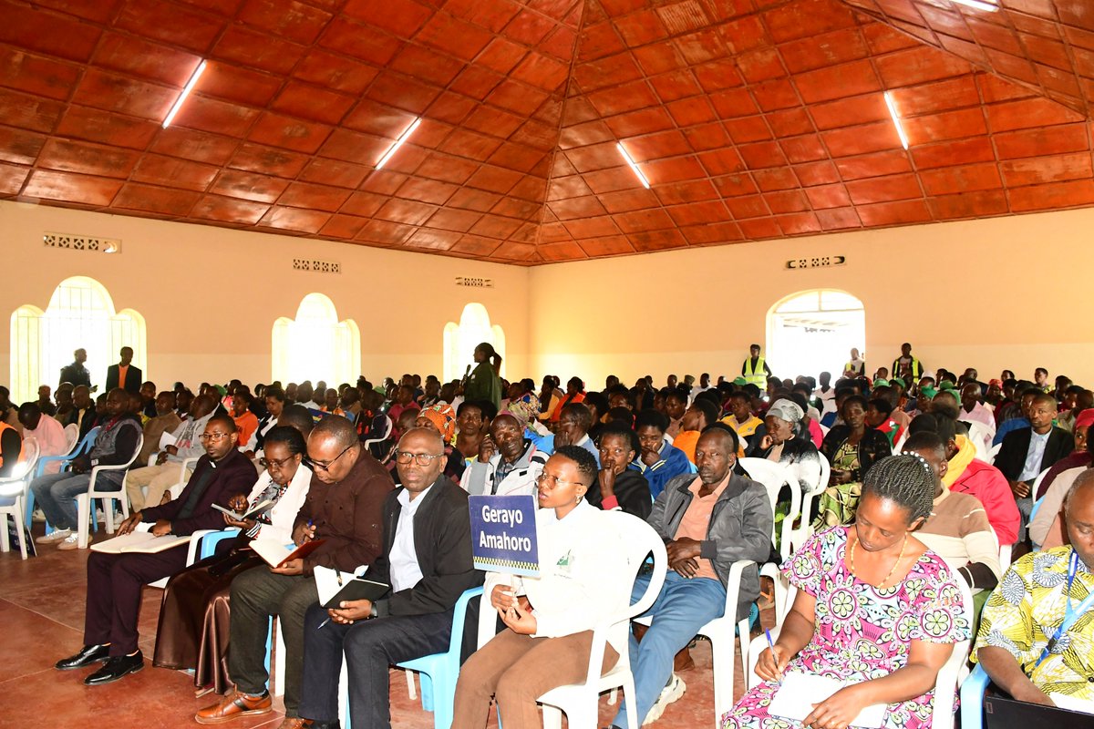 Nyamagabe's tweet photo. Abasabye guhindura imyumvire y'abaturage ikarushaho kuba myiza ariko bakiheraho. Abasabye kandi kugira uruhare mu gucunga umutekano wa @NyungwePark, kubaka umuryango ushoboye kandi utekanye, kwirinda ibinyobwa bitujuje ubuziranenge, kwita ku isuku, kwishyura MUSA n'ibindi. 2/2 https://t.co/7Nh2IpTycW