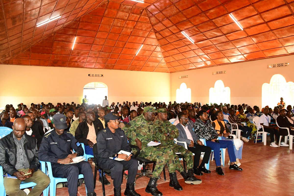 Nyamagabe's tweet photo. Abasabye guhindura imyumvire y'abaturage ikarushaho kuba myiza ariko bakiheraho. Abasabye kandi kugira uruhare mu gucunga umutekano wa @NyungwePark, kubaka umuryango ushoboye kandi utekanye, kwirinda ibinyobwa bitujuje ubuziranenge, kwita ku isuku, kwishyura MUSA n'ibindi. 2/2 https://t.co/7Nh2IpTycW