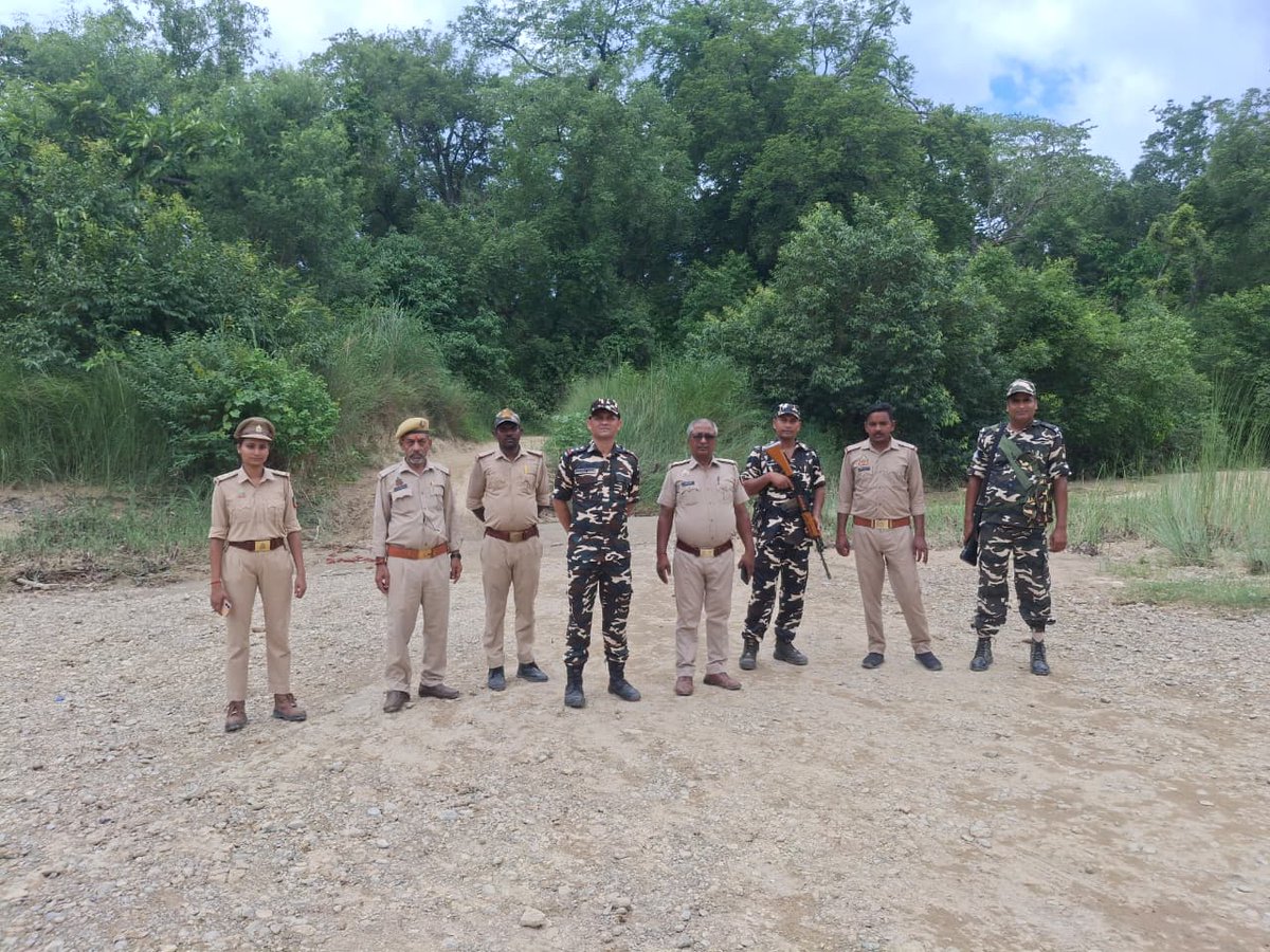 9BnSSB_INDIA's tweet photo. सीमावर्ती क्षेत्र में सुरक्षा व्यवस्था को सुदृढ़ बनाने हेतु SSB, 9वीं वाहिनी के बलकर्मियों एवं स्थानीय पुलिस द्वारा संयुक्त गश्त।
#SSB_INDIA #SSBFTRLUCKNOW #SSBSHQGKP
#JointPatrolling 
#UPPolice https://t.co/fLJEwd3eRw