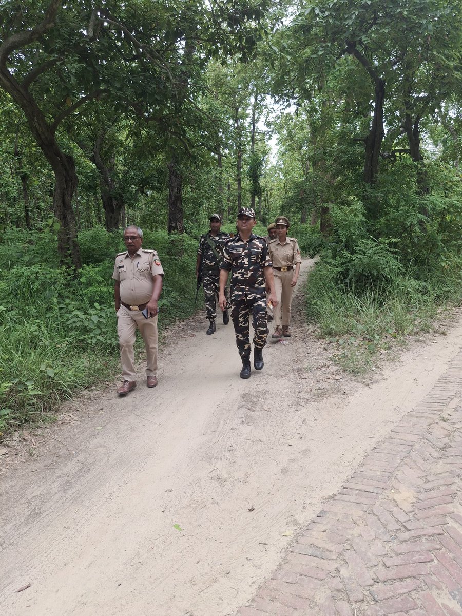 9BnSSB_INDIA's tweet photo. सीमावर्ती क्षेत्र में सुरक्षा व्यवस्था को सुदृढ़ बनाने हेतु SSB, 9वीं वाहिनी के बलकर्मियों एवं स्थानीय पुलिस द्वारा संयुक्त गश्त।
#SSB_INDIA #SSBFTRLUCKNOW #SSBSHQGKP
#JointPatrolling 
#UPPolice https://t.co/fLJEwd3eRw