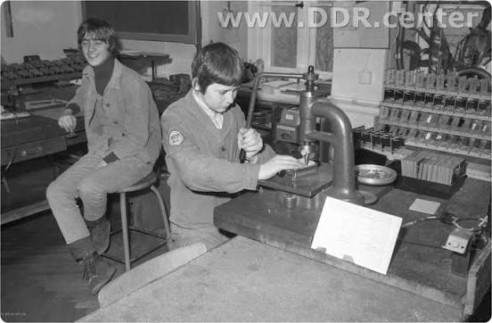 RaikSchirmer's tweet photo. Kann auch sein. Bei uns in der DDR hieß PA noch
"Produktive Arbeit".
Das heißt, während der #Schule sind wir immer mal wieder in die #Betriebe gegangen und haben dort mitgearbeitet.
Eigentlich war das gar nicht so verkehrt, denn so lernte man sofort die #Praxis kennen.