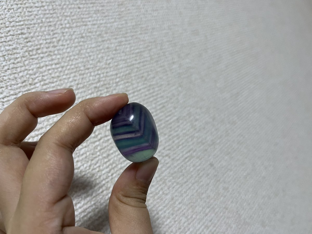 hotaru_trust's tweet photo. このフローライト改めて見ても凄い模様してる。

内部に少し虹も見える。

 #天然石 https://t.co/U29NsuXHWx