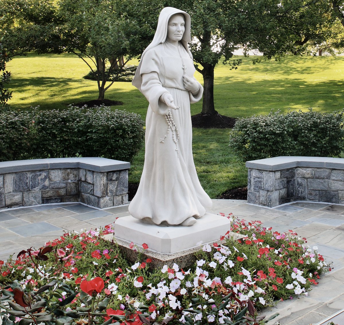 MarysShrine's tweet photo. Whatever their circumstances, these men and women all had two things in common: they loved the Lord, and they called America home. Discover the stories of three American saints in Pt. II of our new series. #CatholicChurch #America250 https://t.co/Q6auDGp3Sm https://t.co/whvBm2Xngf