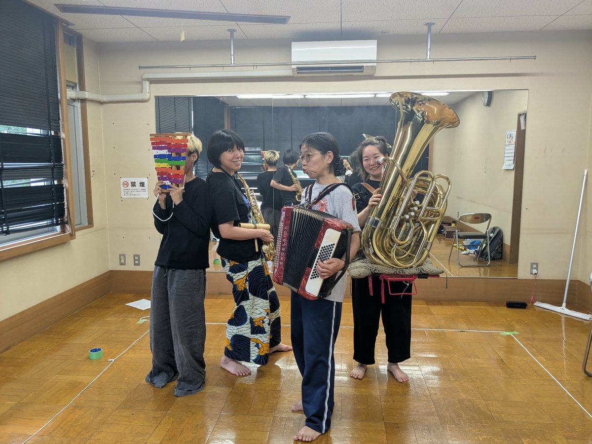 matamatahibachi's tweet photo. マタヒバチです。
稽古を続けております～！
今年2026年の公演情報をHPに公開しました。
9月～11月にかけて日本各地8か所へ動いていきます。
どうぞ皆さまお近くのまた興味ある公演地にて
マタヒバチの公演を観ていただけると
うれしいです。どうぞよろしくお願いいたします！
https://t.co/rczOGJBAtc https://t.co/c05vUEooaf
