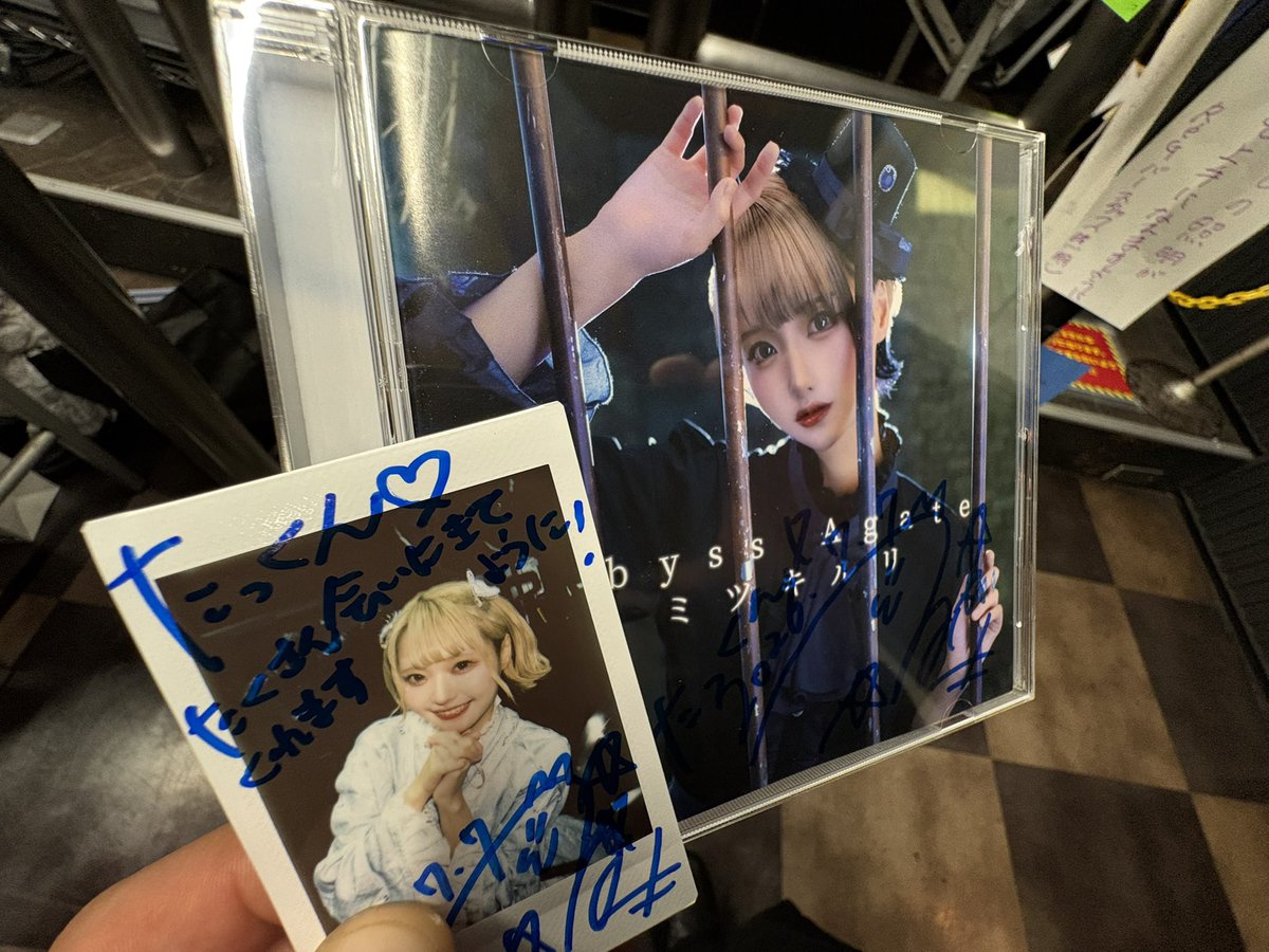 zzbttbkk's tweet photo. おつかれさんしたー。
こういう界隈
初めて来たけど新鮮すぎたわ。

まさみんさぁ
真顔でライブ見てたって
解説すんのやめてwww

だーさんさぁ
チェキ撮り慣れてないのは
初めて撮るからしゃーないやんww

にゃんみけ
にゃんみけー( ^ω^ )ー！
#ルリちゃん今日も顔面優勝 https://t.co/hyfc3lYk6s