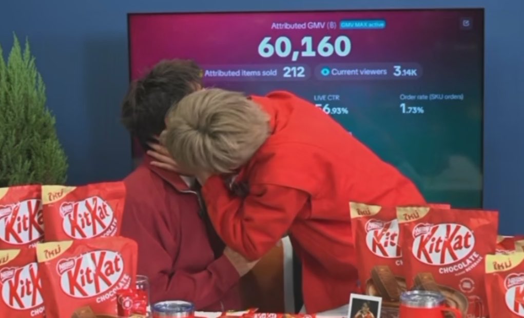 jenornn's tweet photo. 555555555 แฟนคลับรู้ว่าพี่อ๋องน่ะชอบน้องโฟ้ดมากกกมาตลอด ละดูอั่ยเด่กทำเป็นหอมแก้มพี่เค้าเพราะได้คิทแคทเป็นของขวัญปีใหญ่ พี่อ๋องช้อตจริง นิ่งไปเลยอะ เขินปิดหน้า 55555555555566 โฟ้ดเล่นกับใจเกิน555555555

FOURTH LIVE KITKAT DRINKS 
#KitKatDrinkxFourth https://t.co/aWyYglMRSl