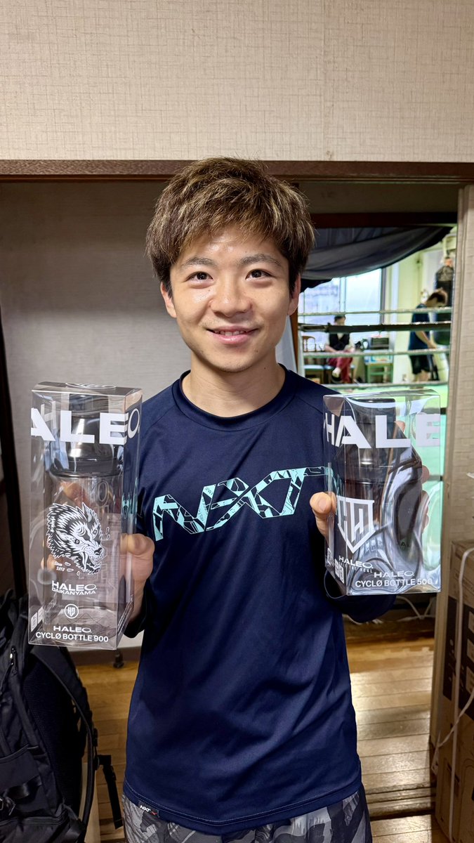 nekosuke1128's tweet photo. 先月後楽園ホールの試合で見事勝利🏆しB級に昇格した内野星登選手にHALEOで当選したサイクロボトルをプレゼント🎁❗️勝利者賞として渡せて良かった😆‼️
HALEOの輪がまた広がった😏
#内野星登 #ボクシング
#HALEO #サイクロボトル
#勝利者賞 https://t.co/6FG9B71Hz0