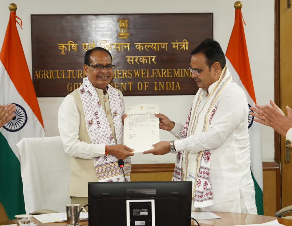 ChouhanShivraj's tweet photo. आज नई दिल्ली स्थित कृषि भवन में राजस्थान के माननीय मुख्यमंत्री श्री @BhajanlalBjp जी से आत्मीय भेंट हुई।

इस अवसर पर राजस्थान में ग्रामीण विकास को नई गति देने के लिए विकसित भारत-जी राम जी योजना के तहत प्रत्येक गांव के सुनियोजित विकास, जनभागीदारी आधारित योजना निर्माण, ग्राम चौपालों के सशक्तीकरण तथा ग्रामीण रोजगार एवं आधारभूत संरचना को मजबूत बनाने पर सार्थक चर्चा हुई।

राजस्थान सरकार प्रधानमंत्री सूक्ष्म सिंचाई योजना का भी बेहतर क्रियान्वयन कर रही है।

आदरणीय प्रधानमंत्री श्री @narendramodi जी के विकसित भारत के संकल्प को साकार करने के लिए केंद्र सरकार और राज्य सरकार मिलकर ग्रामीण भारत के समग्र विकास हेतु प्रतिबद्ध है।